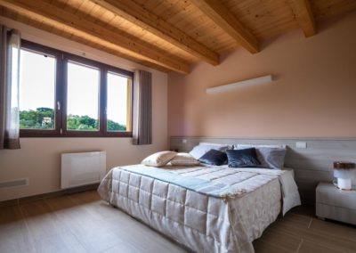 Bed and Breakfast Fonte Oblita a Macerata: camera Calendula con ampio letto matrimoniale e possibilità di aggiungere un terzo letto