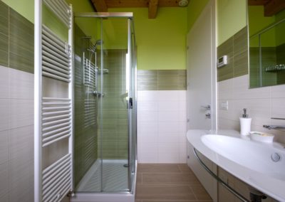 La Camera Melissa dispone di un bagno privato con doccia. Bed and Breakfast Fonte Oblita