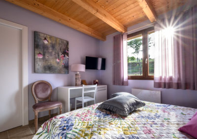 Camera Fiordaliso con bagno privato, climatizzazione, TV, mini-frigo e scrivania. Eco Lodge Fonte Oblita a Macerata