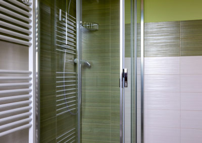 La Camera Melissa del Bed and Breakfast Fonte Oblita ha un bagno interno con doccia e scaldasalviette